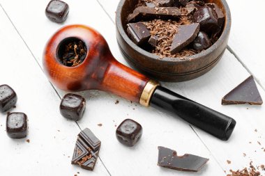Çikolata aromalı tütün piposu tütünle dolu..