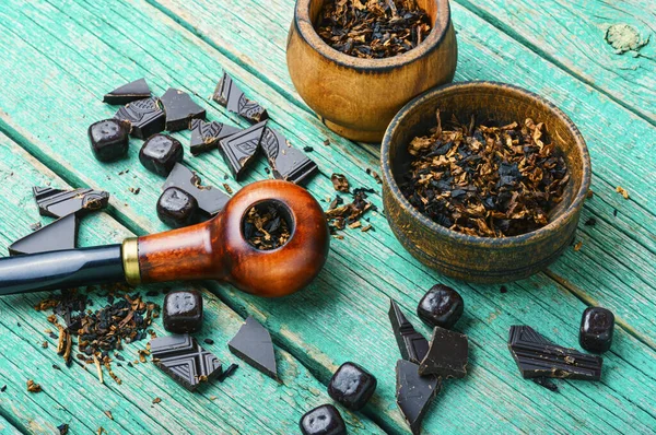 Sigara Içmek Için Çikolata Aromalı Tütün Tütünle Dolu Tütün Piposu — Stok fotoğraf