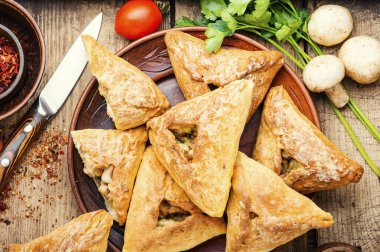 Kurnik, tavuk ve mantarla doldurulmuş Rus turtası. Düğün Rus yemeği.