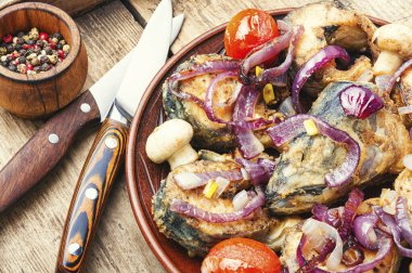 Ahşap masada ızgara sebzeli kızarmış balık. Lezzetli ve baharatlı balık.