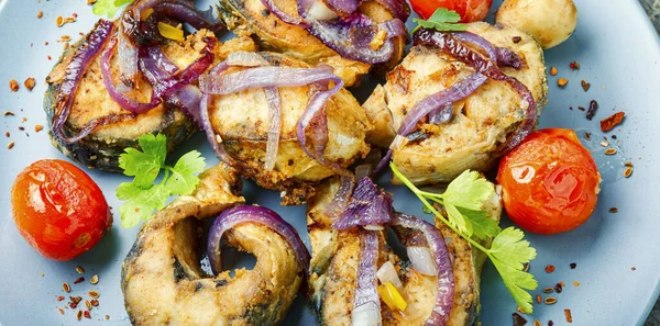 Caballa Frita Con Verduras Parrilla Plato —  Fotos de Stock