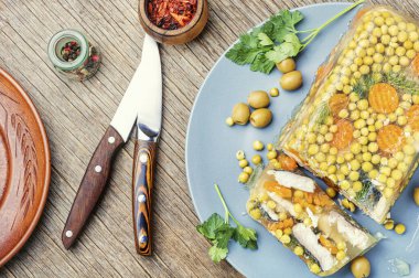 Jöleli, soğuk bir balık tabağı, jelibon dolu. Rus yemeği.