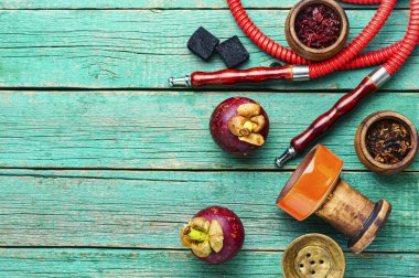 Meyve tütününden nargile yapmak. Tropikal mangoseron aromalı nargile. Boşluğu kopyala.