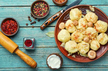 Mantar dolgulu ev yapımı iştah açıcı hamur tatlısı. Tembel hamur köftesi. Geleneksel Ukrayna mutfağı.