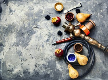 Meyve tütününden nargile yapmak. Tropikal mangoseron aromalı nargile..