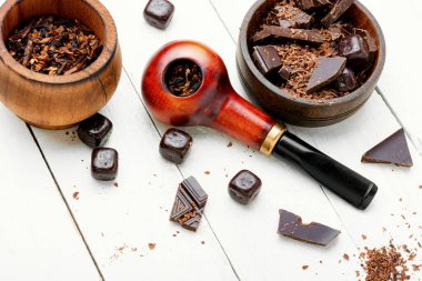 Çikolata aromalı tütün piposu tütünle dolu..