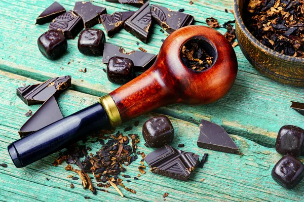 Sigara Içmek Için Çikolata Aromalı Tütün Tütünle Dolu Tütün Piposu — Stok fotoğraf