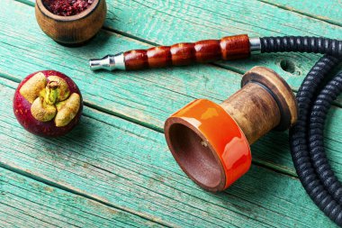 Meyve tütününden nargile yapmak. Tropikal mangoseron aromalı nargile..