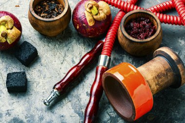 Meyve tütününden nargile yapmak. Tropikal mangoseron aromalı nargile..