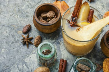 Sonbahar geleneksel sıcak şarap. Baharatlı sıcak armut şarabı..