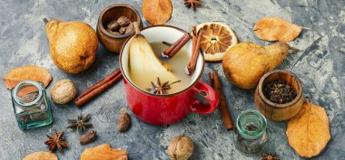 Sonbahar geleneksel sıcak şarap. Baharatlı sıcak armut şarabı..