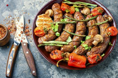 Mantarlı ve domatesli ızgara sosis. Sebzeli sosis.