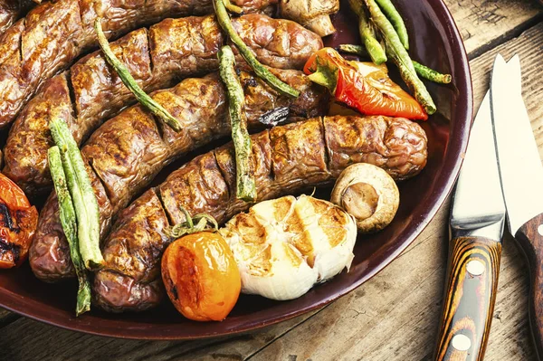 Leckere Deutsche Würstchen Mit Gegrillten Pilzen Und Tomaten Bbq Mit — Stockfoto