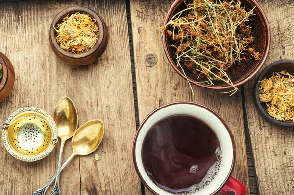 Taza Con Útil Las Hierbas Medicinales Sobre Fondo Madera — Foto de Stock