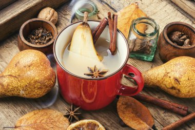 Geleneksel sonbahar alkollü içkisi. Sıcak armutlu şarap. Baharatlı armut şarabı..