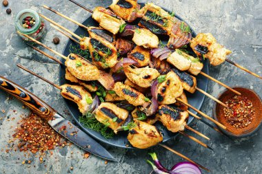 Soğanlı tavuk ızgarası. Izgara et şişi.