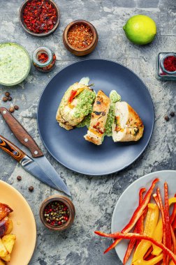 Ispanakla doldurulmuş tavuk göğsü dilimleri.