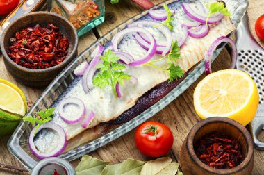 Kırmızı soğan ve biberli lezzetli tuzlu ringa balığı.