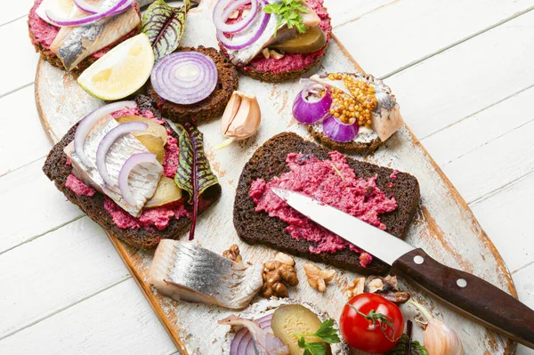 Kleine Sandwiches Oder Bruschettas Mit Gesalzenem Hering Und Rote Beete — Stockfoto