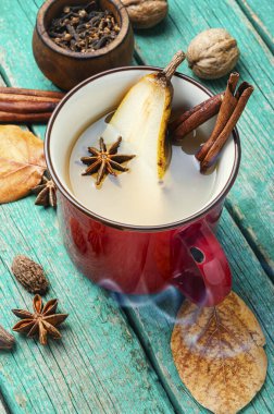 Geleneksel sonbahar alkollü içkisi. Sıcak armutlu şarap. Baharatlı armut şarabı..