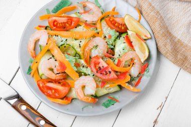 Domatesli salata, salatalık ve karides. Sebze deniz ürünleri salatası.