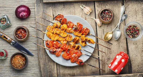 Brochettes Tomates Végétariennes Kebabs Végétariens Sur Table Bois — Photo