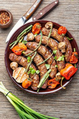 Mantarlı ve domatesli Alman sosisleri. Sosisli barbekü.