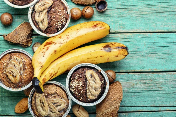 Muffins Met Banaan Noten Kokosnoot Mengen Kopieer Ruimte — Stockfoto