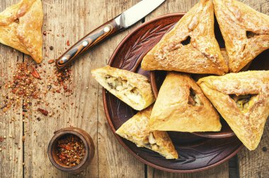 Kurnik, ahşap masaya tavuk ve mantarla doldurulmuş Rus turtası.