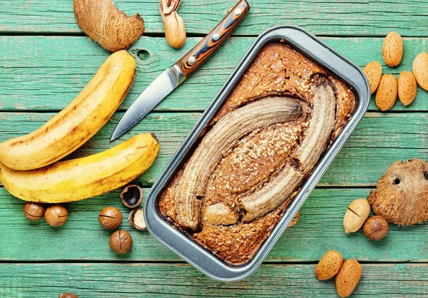 Eet Zelfgemaakt Boekweitbrood Met Banaan Houten Tafel — Stockfoto