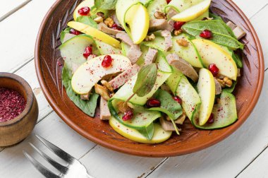 Salatalık, ıspanak, elma ve et diliyle nefis fiyatlı salata. Sağlıklı yemek.