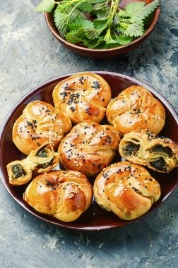 Ev yapımı ısırgan otu ve tabakta ıspanaklı çörek.