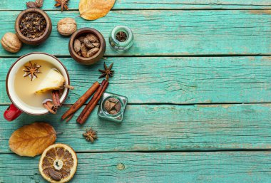 Geleneksel sonbahar alkollü içkisi. Sıcak armutlu şarap. Baharatlı armut şarabı.