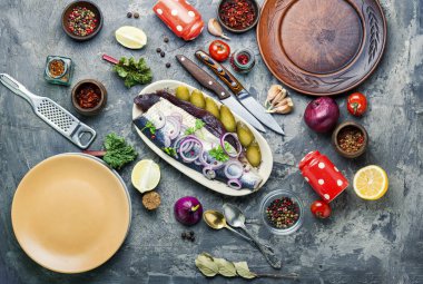 Karabiber, kırmızı soğan ve baharatlı ringa balığı.