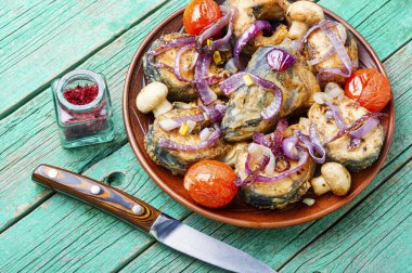 Tabakta ızgara sebzeli kızarmış uskumru. Kızarmış balık.