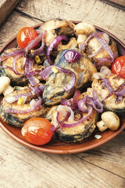 Ahşap masada ızgara sebzeli kızarmış balık. Kızarmış balık.