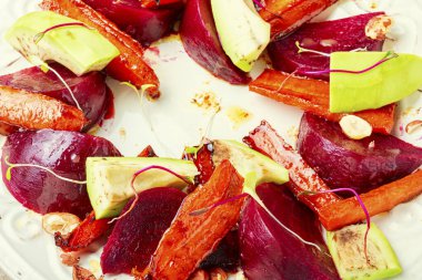 Karamelli havuçlu diyet salatası, avokado ve pancar. Taze salata.