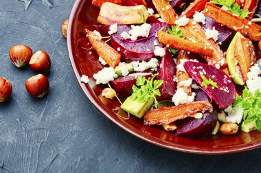 Karamelli havuçlu diyet salatası, avokado ve pancar. Taze salata.