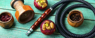 Meyve tütününden nargile yapmak. Tropikal mangoseron aromalı nargile..