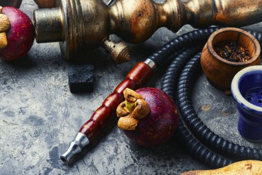 Meyve tütününden nargile yapmak. Tropikal mangoseron aromalı nargile..