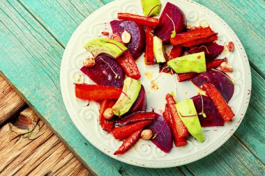 Karamelli havuçlu diyet salatası, avokado ve pancar. Taze salata.