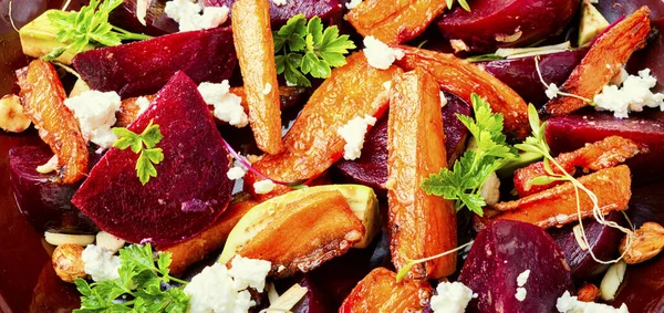 Kost Sallad Med Karamelliserade Morötter Avokado Och Betor Färsk Sallad — Stockfoto