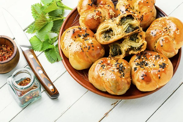 Zelfgemaakte Rustieke Brandnetel Spinazie Broodjes Witte Achtergrond — Stockfoto