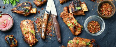 Lezzetli ızgara dana kaburga, kızarmış biftek.