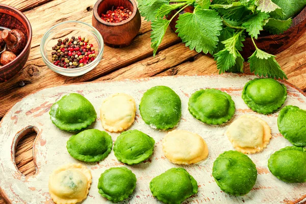 Ispanak Isırgan Otuyla Doldurulmuş Yapımı Diyet Ravioli Bitkisel Dolgulu Hamur — Stok fotoğraf