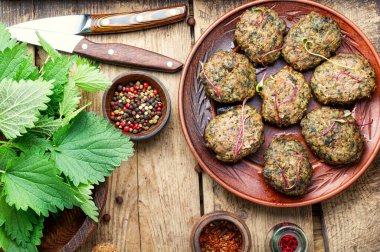 Ev yapımı iştah açıcı ısırgan otu köfteleri fırında pişiyor.