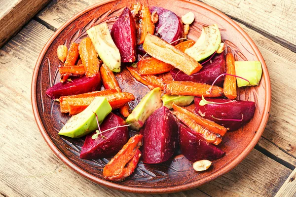 Салат Карамельной Морковью Авокадо Свеклой Орехами — стоковое фото
