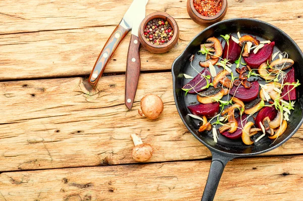 Ensalada Parrilla Con Remolacha Champiñones Ajo Microverduras —  Fotos de Stock