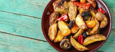 Şampiyon mantarlı ev yapımı patates. Ahşap bir arka planda kızarmış patates..