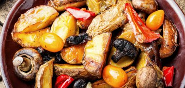 Lezzetli ev yapımı mantarlı patates tabağı.